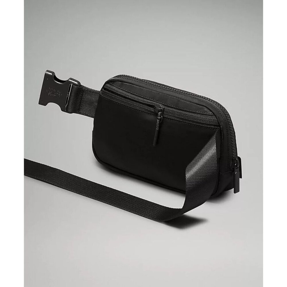 Everywhere Belt Bag 1L - Black/Black - Picture 4 of 6